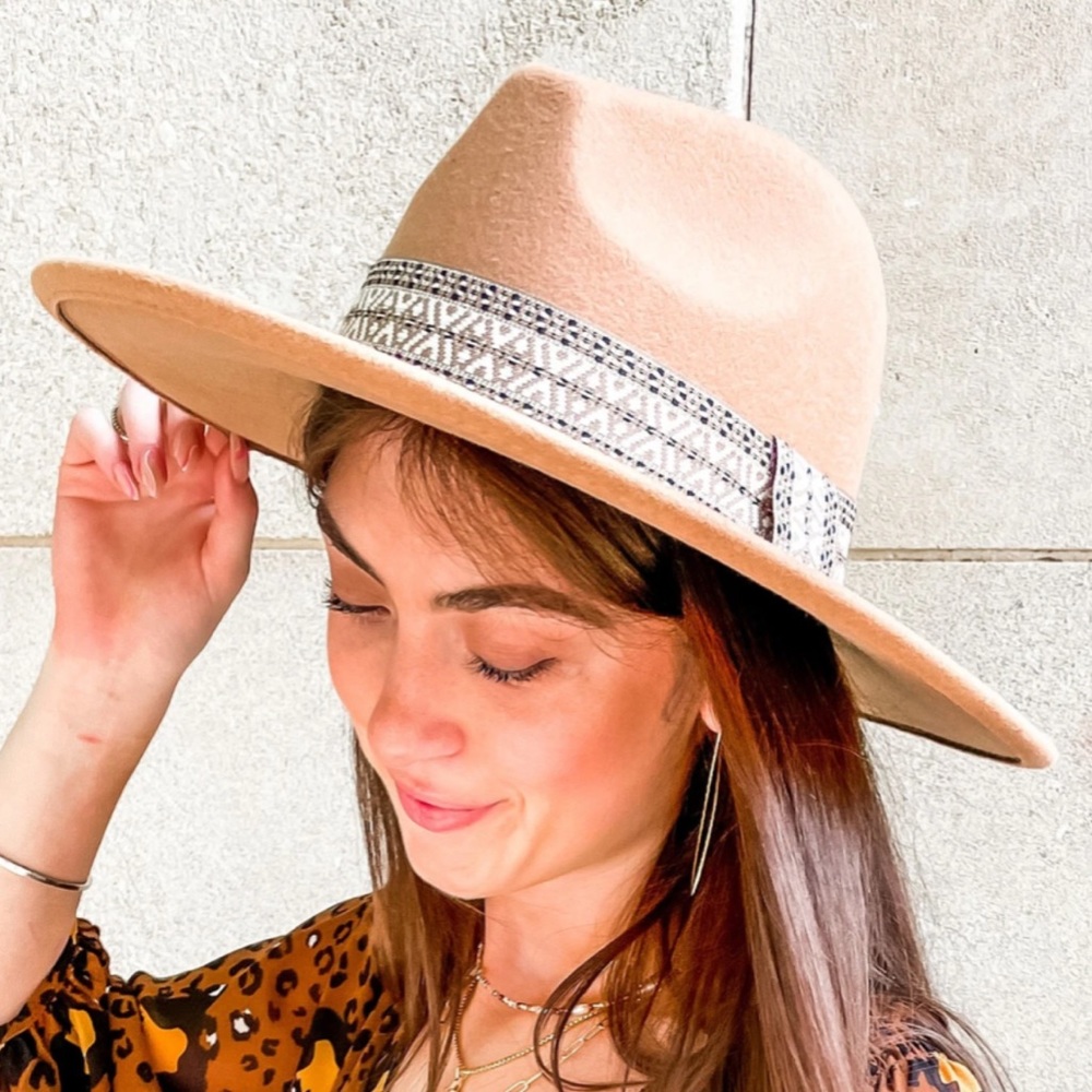 Felt hat with trim-neutral